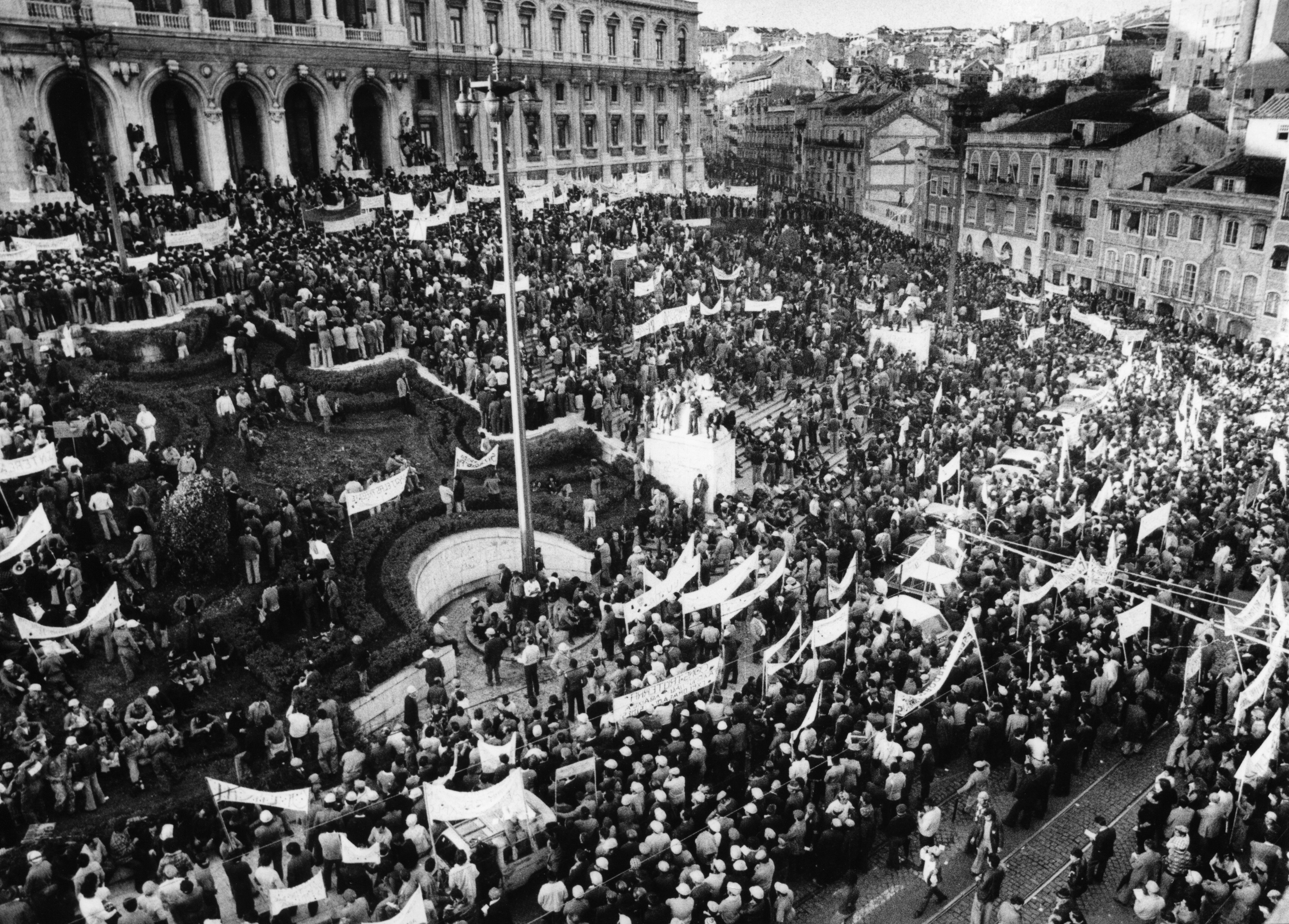 Manifestação da construção civil junto ao Palácio de S. Bento, Novembro 1975