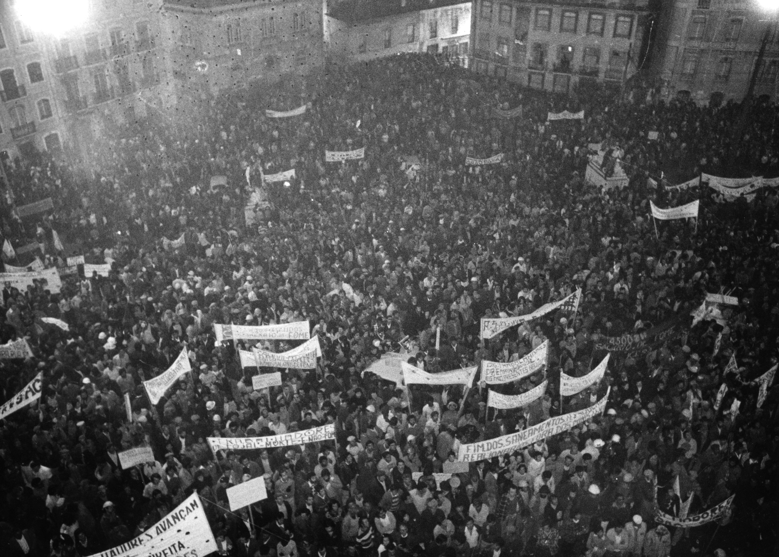 Manifestação da construção civil junto ao Palácio de S. Bento, Novembro 1975, vista noturna