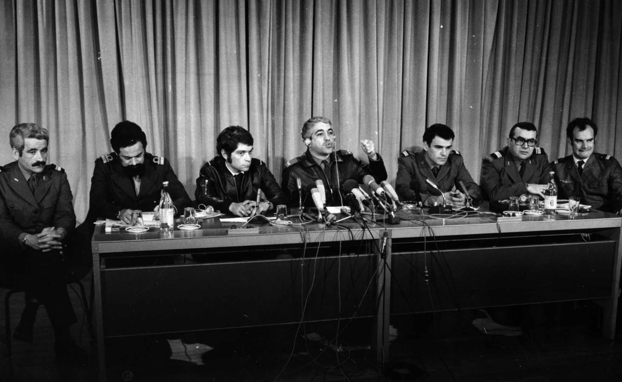 Otelo Saraiva de Carvalho na conferência de imprensa na Gulbenkian, 28 de Abril de 1975