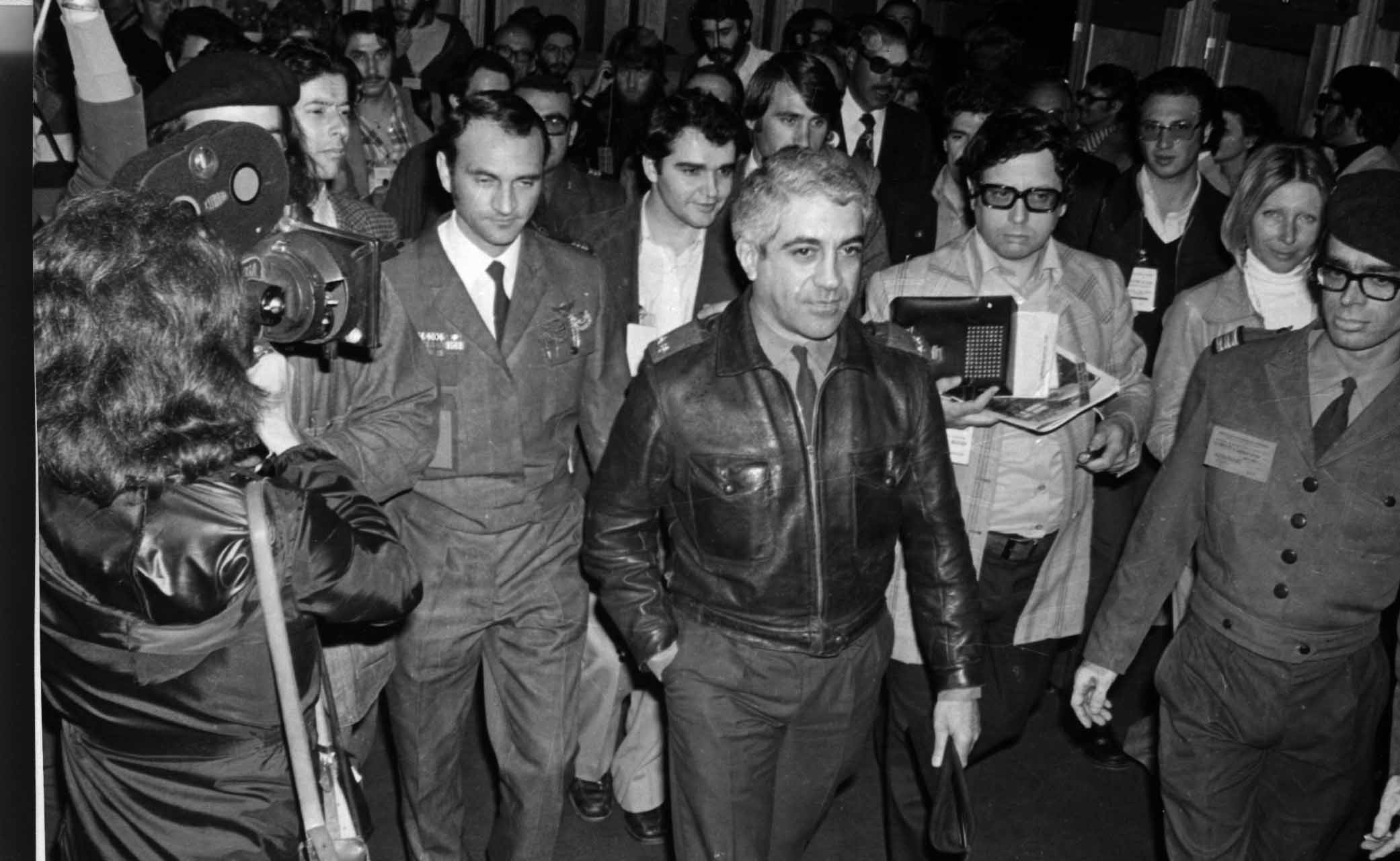 Chegada de Otelo Saraiva de Carvalho à Gulbenkian, 25 de Abril de 1975