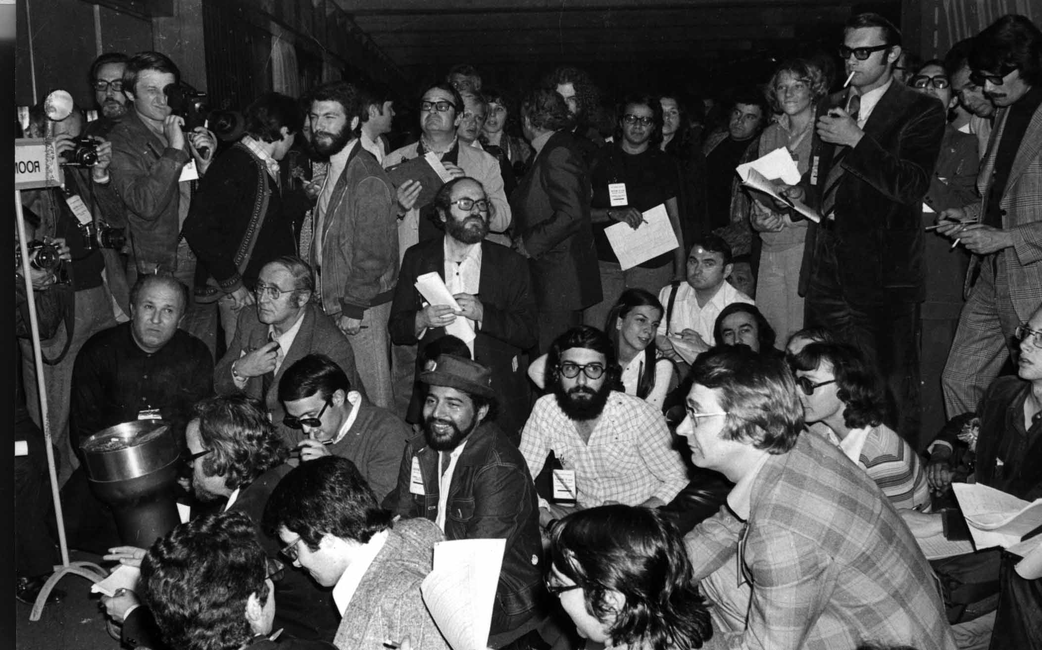 Jornalistas na Fundação Gulbenkian acompanham os resultados eleitorais, 25 de Abril de 1975