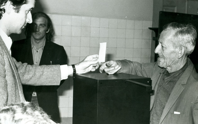 Assembleia de voto na Escola D.ª Maria, 25 de Abril de 1975
