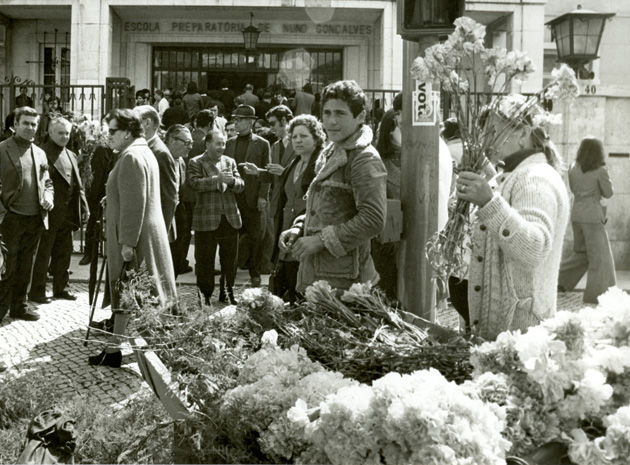 Eleitores à porta de assembleia de voto, 25 de Abril de 1975