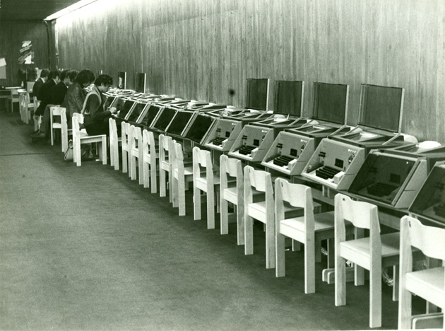 Computadores na Fundação Gulbenkian para apuramento eleitoral, 25 de Abril de 1975