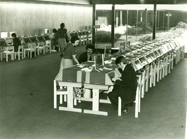 Computadores na Fundação Gulbenkian para apuramento eleitoral, 25 de Abril de 1975