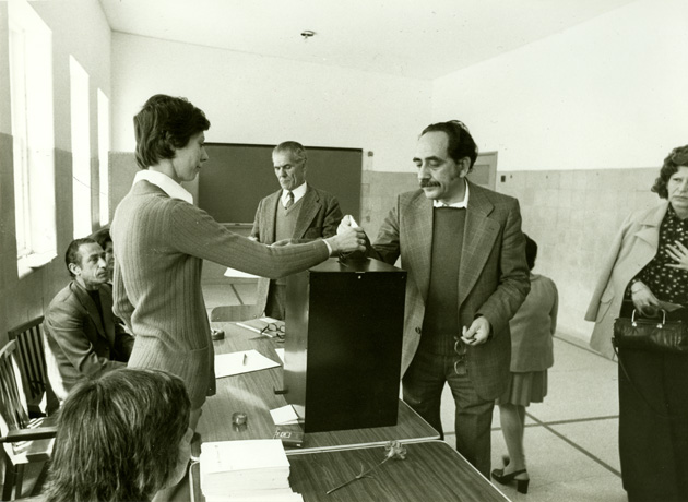 Manuel de Azevedo a votar, 25 de Abril de 1975