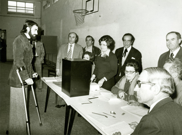 Lino de Carvalho a votar, 25 de Abril de 1975
