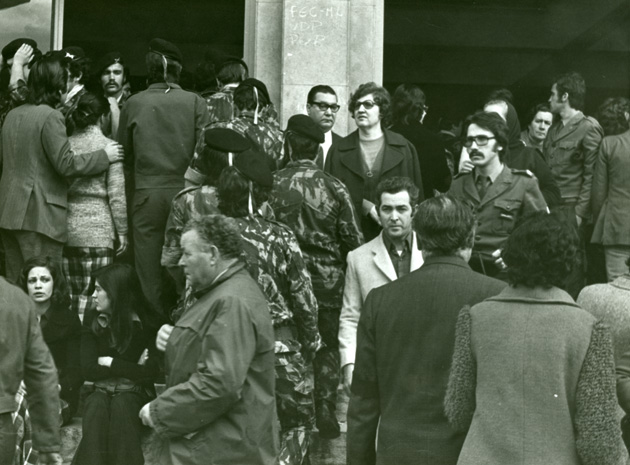 Cidadãos e militares à entrada de assembleia de voto, 25 de Abril de 1975